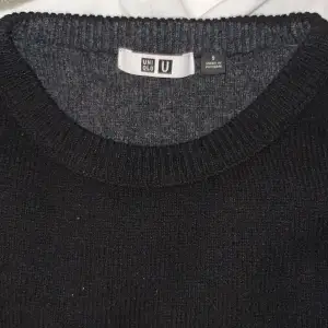 Säljer en stilren svart tröja från Uniqlo i storlek S som aldrig varit använd köpte för 499kr på den officiella uniqlo hemsidan men säljer den nu för endast 299kr! Perfekt för både vardag och fest, med en klassisk passform och ribbad krage. Tröjan är i mycket bra skick och passar perfekt till höst- och vintergarderoben. Skicka ett meddelande vid intresse! 