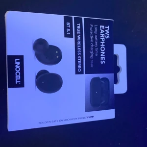 Hörlurar  - Hej säljer mina hörlurar då jag inte behöver dem för att jag fick precis hörlurar av min vän. Hörlurarna är sprillans nya inget fel eller nåt.