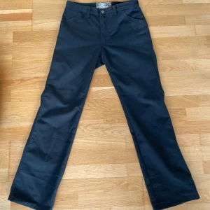 Svarta byxor från Psycho International - Säljer ett par svarta byxor från Psycho International i ny skick. De har en klassisk design med raka ben och normal passform. Byxorna är tillverkade i Italien 😊. Säljer pga dem inte kommer till användning                                           Mått: 38 midja, 103 ytterbenslängd 