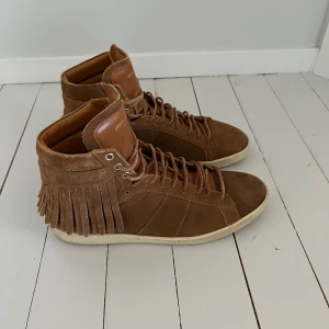 Saint Laurent skor! - Ett par sjukt snygga höga saint Laurent skor! Perfekta inför hösten/vintern! Skick 9/10 nästintill nya och box, dustbag, extra laces, tags och kvitto tillkommer! Vid frågor eller funderingar är det bara att höra av sig!
