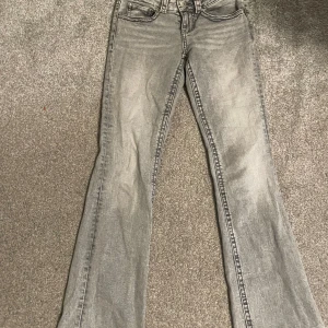 Grå bootcut jeans - Säljer ett par snygga grå bootcut jeans i bra skick. De har en klassisk femficksdesign och är perfekta för både vardag och fest. Jeansen har en normal passform och är tillverkade i ett bekvämt denimtyg. Perfekta för höst och vår! Säljer pga att dom är för små❣️