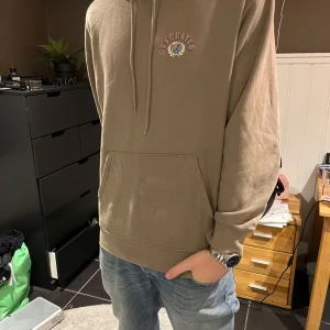 Beige hoodie med tryck - Säljer en snygg beige hoodie med tryck på bröstet och snygg passform. Nypris 299kr, mitt pris 99kr