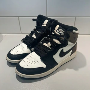 Nike Air Jordans i svart, vitt och mockabrun  - Använda, Storlek 37,5. 