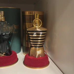 Le Male elexir från Jean Paul Gaultier - Säljer en flaska Le Male elexit från Jean Paul Gaultier. Flaskan är formad som en manlig torso med svarta och guldiga ränder, vilket ger en lyxig och stilren look. Perfekt för den som vill ha en elegant och maskulin doft. Flaskan rymmer 125 ml. 75 ml kvar och pris diskuteras