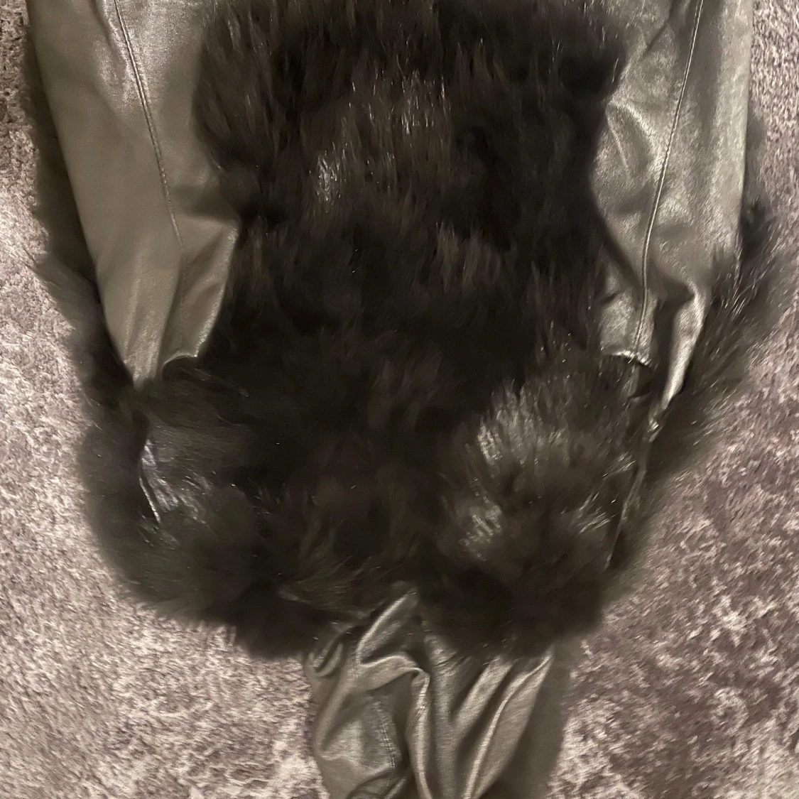 Svart pälsjacka med huva - 90