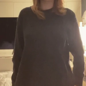 Svart stickad tröja - Säljer en superfin svart stickad tröja med vita detaljer överallt. Den är jätteskål och kan användas för nästan alla tillfällen. 