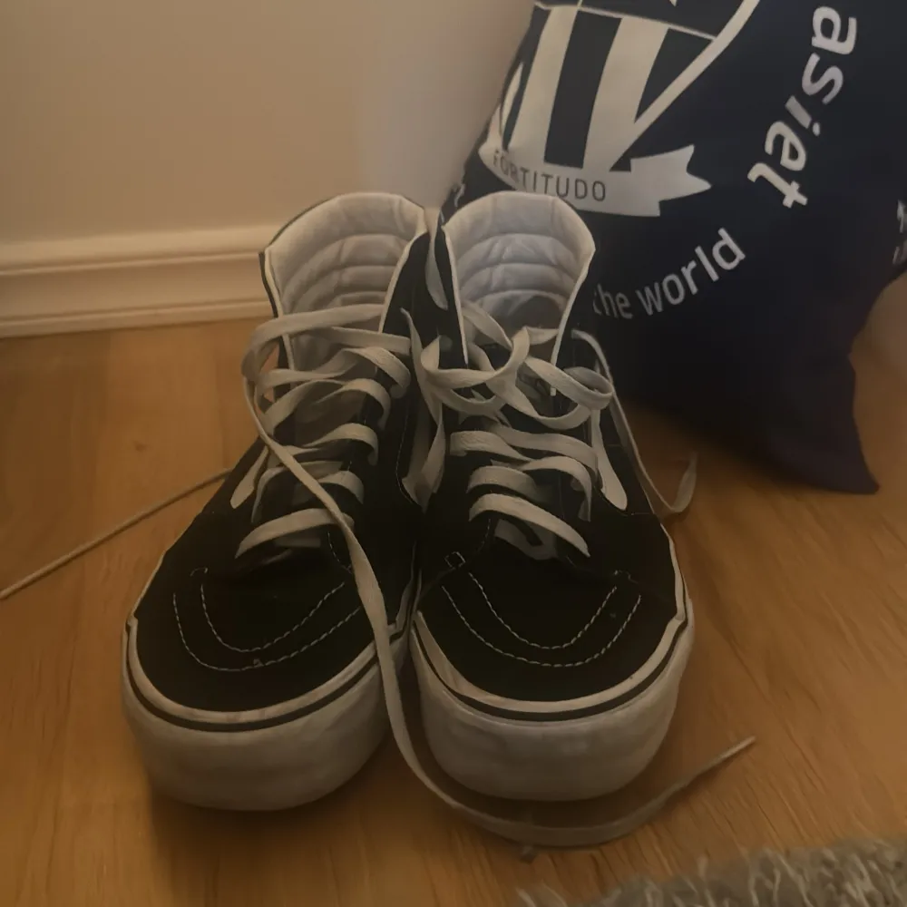 Säljer mina vans skor som är i bra skick, storlek 41. Kengät.