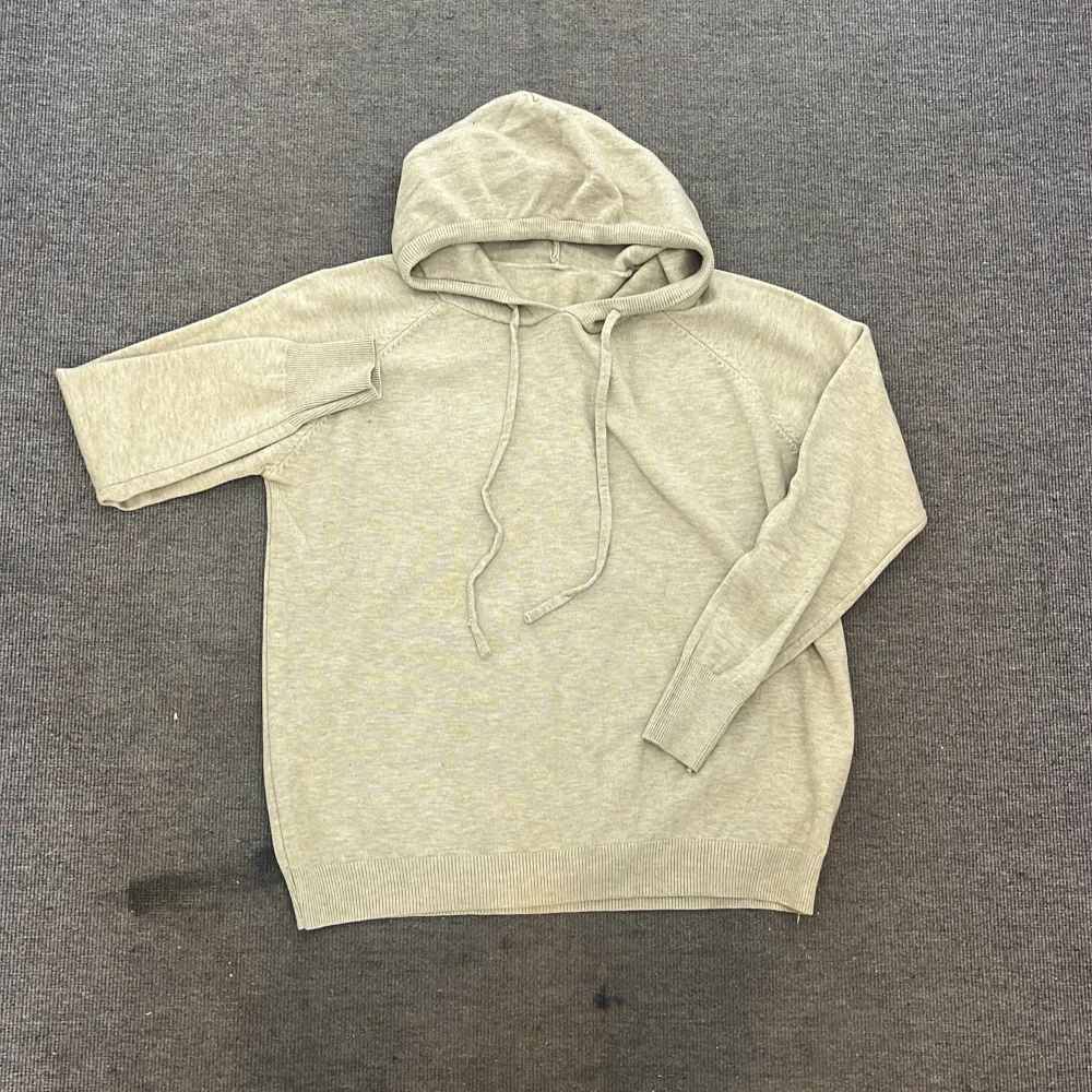 Säljer en stilren beige hoodie med långa ärmar och en praktisk huva. Perfekt för en avslappnad look. Gjord av merinoull och passar storlek S. HELT NY. Säljer för 699 fast pris.. Tröjor & Koftor.