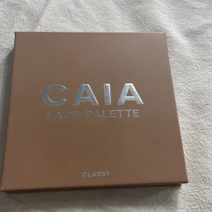 Face Palette från CAIA - Säljer en caia palett då den inte kommer till använding, färgerna är för bruna för mig så kan tyvärr inte använda den. Har testat den två gånger och säljer den för 385+ frakt