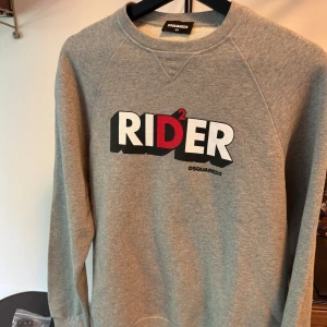 Dsquared2 - Snygg och stilren tröja från dsquared2 Skick 8,5/10 Nypris 2499 Mitt pris 799 Storlek S