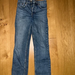 Blå jeansbyxor - Säljer ett par klassiska blå jeansbyxor i bra skick. De har en straight passform och är perfekta för vardagsbruk. 