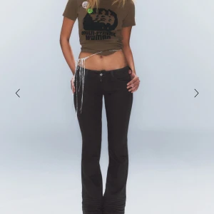 Weekday Lågmidjade Svarta Jeans - Slutsålda svarta bootcut jeans med låg midja. I nyskick med lappen på och kvitto kvar❤️säljer pga att jag köpte i fel storlek och hann inte skicka tillbaka❤️ Innerbenslängden är ca75cm och Midjemåttet rakt över är 31cm😍