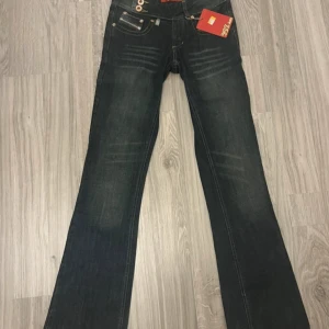 Lågmidjade jeans med bootcut - Lågmidjade utsvänga jeans helt nya