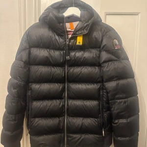 Svart dunjacka från Parajumpers - Säljer en snygg svart dunjacka från Parajumpers i mycket bra skick, säljer den då jag ej använder den.