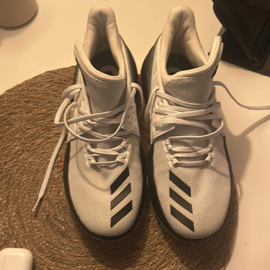 Vita sneakers med svarta detaljer