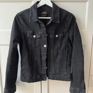 Svart jeansjacka från Zara - Snygg svart jeansjacka från Zara. Bra skick, snygg passform 