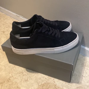 Mörkblåa sneakers från Vagabond - Snygga svarta sneakers från Vagabond med vit sula och klassisk snörning. Perfekta för en stilren look. Skorna kommer i originalkartong. Storlek 41 men passar upp mot 43 då dom är stora