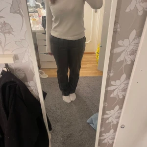 lågmidjade läderbyxor - Knappt använda, storlek 36/38