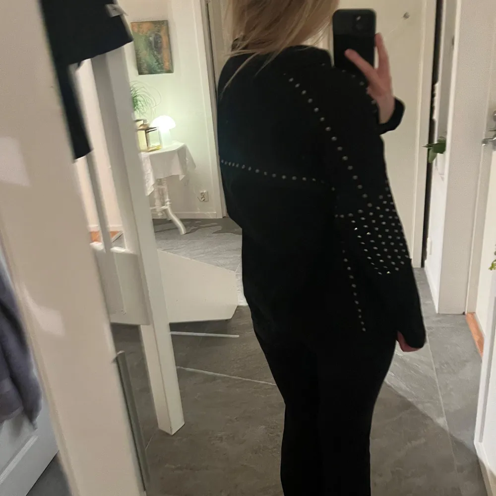 Snygg svart vårjacka från ZARA med coola nitar längs ärmarna och axlarna. Jackan har långa ärmar och knappar framtill. Använd fåtal gånger. Säljs inte längre på Zara. . Takit.