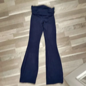 Mörkblå bootcut byxor, yoga pants  - Snygga mörkblå yogapants man viker ned. Perfekta för en snygg look men avslappnad. Passa bra till både vardag och mer uppklädda tillfällen.