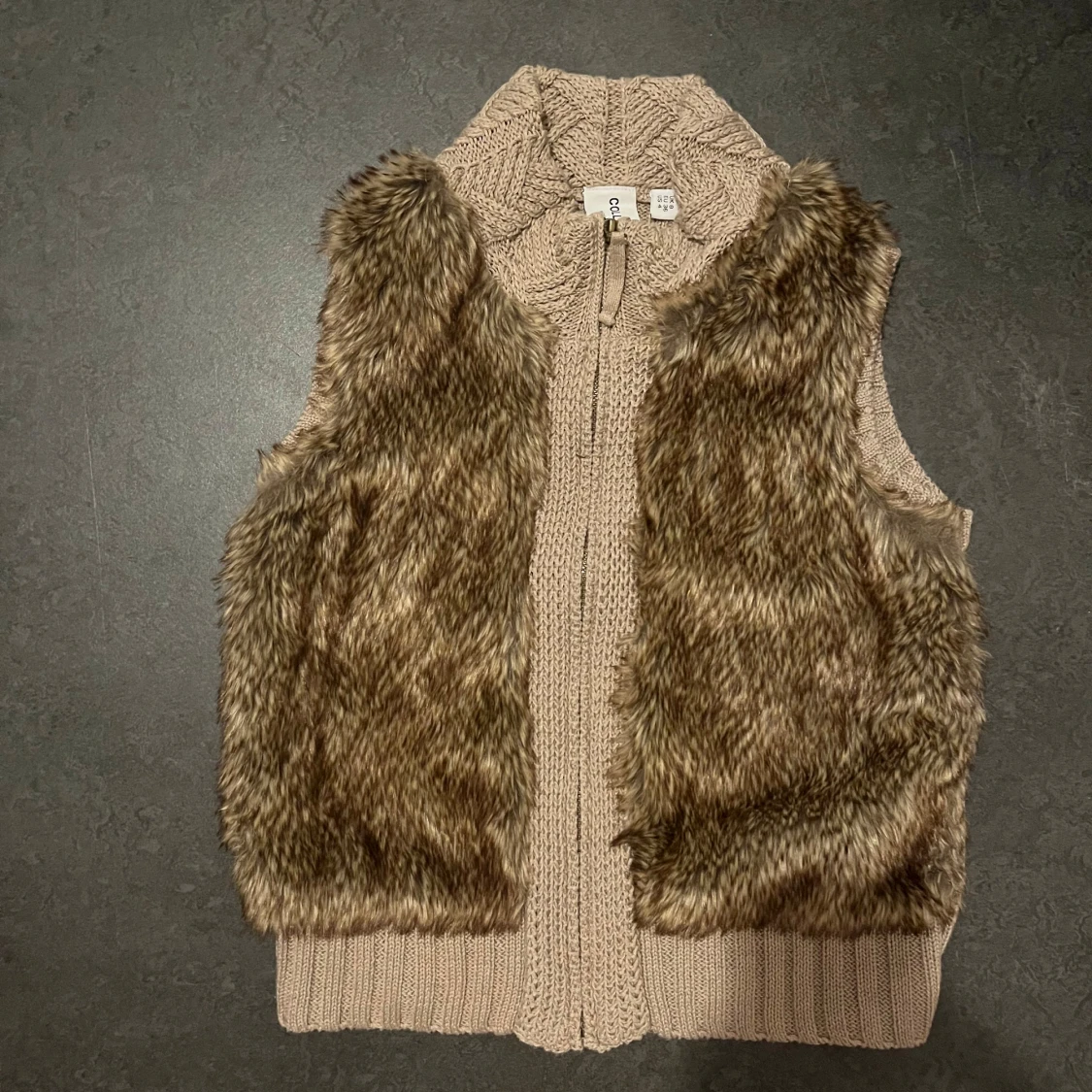 Beige stickad väst med pälsdetaljer