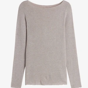 Beige intimissimi tröja  -  En helt ny beige intimissimi tröja, som sagt har jag aldrig använt den därför att tröjan inte riktigt var min stil. Men hann ej lämna tillbaka. Hör gärna av dig vid frågor eller eventuellt fler bilder!!!🎀🎀