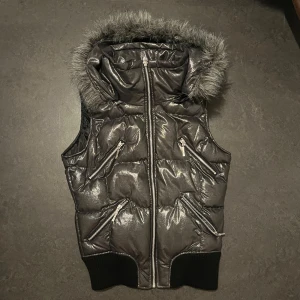 Svart glansig dunväst med pälsdetaljer - Cool väst helt oanvänd