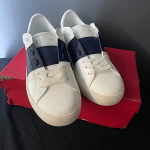 Valentino Garavani sneakers - Tja! Säker här ett par rikigt feta valentino skor. Dom är i rikigt fint skick endast använda ett fåtal gånger. Boxen ser ut som den gör eftersom PostNord brutalt förstört den. Tveka inte att ställa frågor🤗 byten kan göras. Tvättar förstås av sulan innan erat köp.