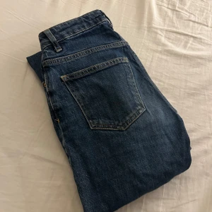 Blå jeans från Gina tricot  - Säljer ett par klassiska bootcut jeans från Gina tricot. As snygga o sitter som en dröm. Dock för tajta för mig tyvärr. Ganska hög midja. Sparsamt använda, inga defekter💕