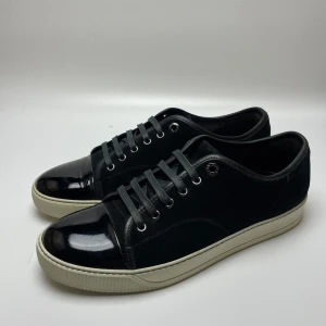 Lanvin skor  - Hej! Säljer nu dessa sjukt snygga Lanvin skor. Skorna är i toppskick! Vi rekommenderar att gå ner en storlek. Har ett begränsat antal boxar och dustbag! Hör gärna av dig vid frågor 