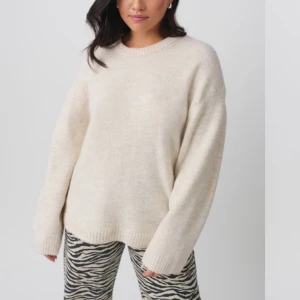 Beige stickad tröja från Gina Tricot - Mysig beige stickad tröja från Gina Tricot i premiumkvalitet. Perfekt för kyliga dagar med sin mjuka och varma känsla. Tröjan har en klassisk rund hals och ribbade muddar vid ärmslut och nederkant. Passar både till vardags och lite finare tillfällen. 🧶✨ Nyinköpt men aldrig använd då det inte är den hag sträcker mig efter