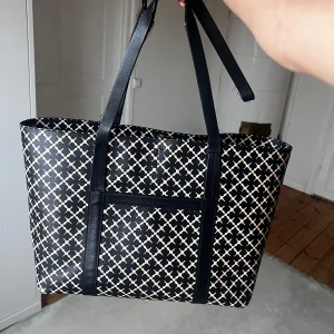 Malene Birger väska - Säljer min by malina väsk💗Säljer den billigt eftersom att en rem har gått av, men det går att laga. Handtagen är slitna men det är egentligen inget som märks💞