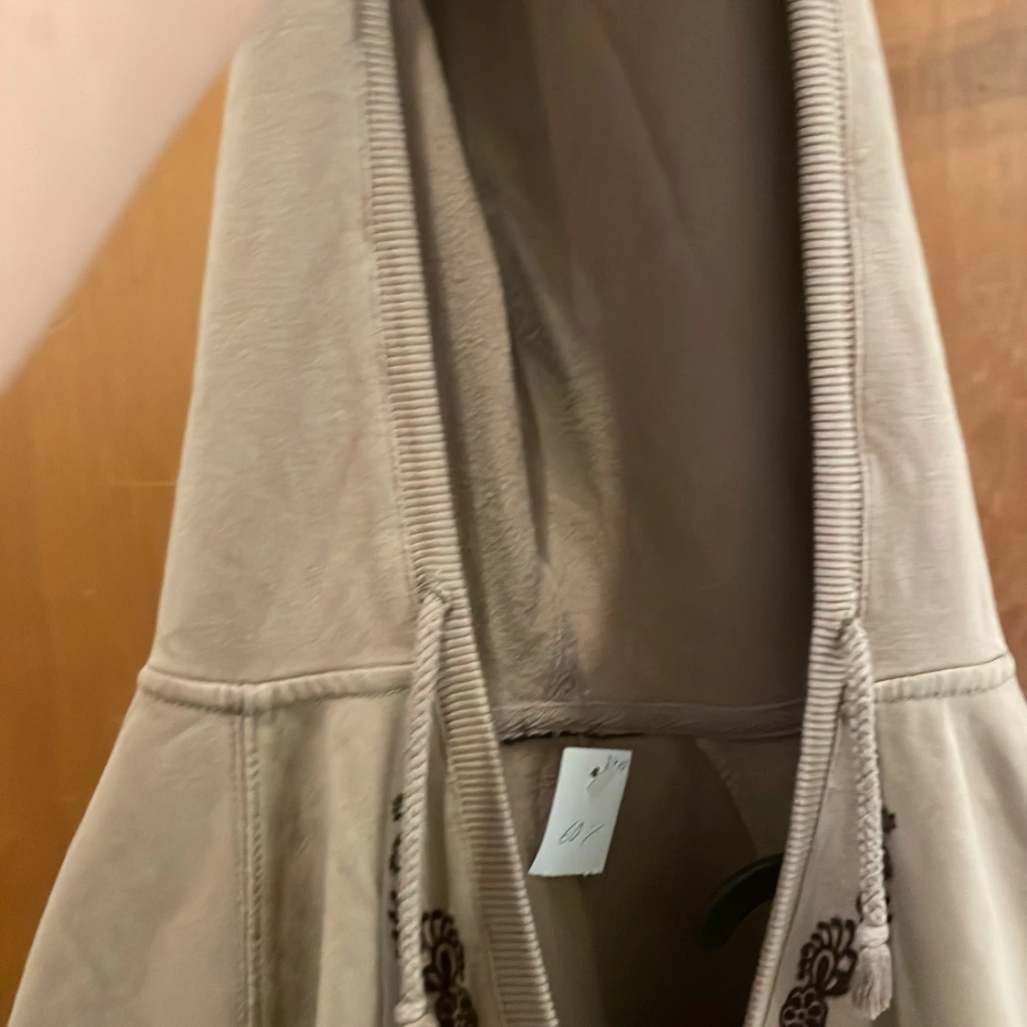 Beige hoodie med broderi - 90