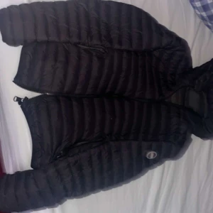 Svart colmarjacka - Säljer min colmarjacka. Nypris 4000. 9/10 skick. Kan sänka pris vid snabb affär