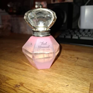 One Direction. That Moment. EdP. 50ml - I princip oanvänd. Det finns tyvärr några skavmärken på flaskan som ses på bilderna. Det finns ingen kartong.