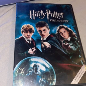 Harry Potter och Fenixorden DVD - Säljer en DVD av 'Harry Potter och Fenixorden'. Filmen är en del av den episka serien om Harry Potter och hans kamp mot mörka krafter. Perfekt för filmkvällar med vänner eller familj. Skivan är i bra skick och omslaget har coola bilder från filmen. Ett måste för alla Harry Potter-fans!