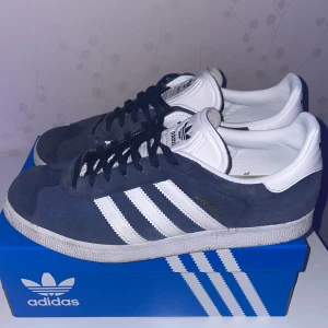 Adidas gazelle - Riktigt fräscha Gazelle’s som ej kommer till användning. Storlek 42 2/3. Köpta i Augusti och har använt dem måttligt men finns inga defekter. Köpta för 1200kr. Pris kan sänkas vid snabb affär👌