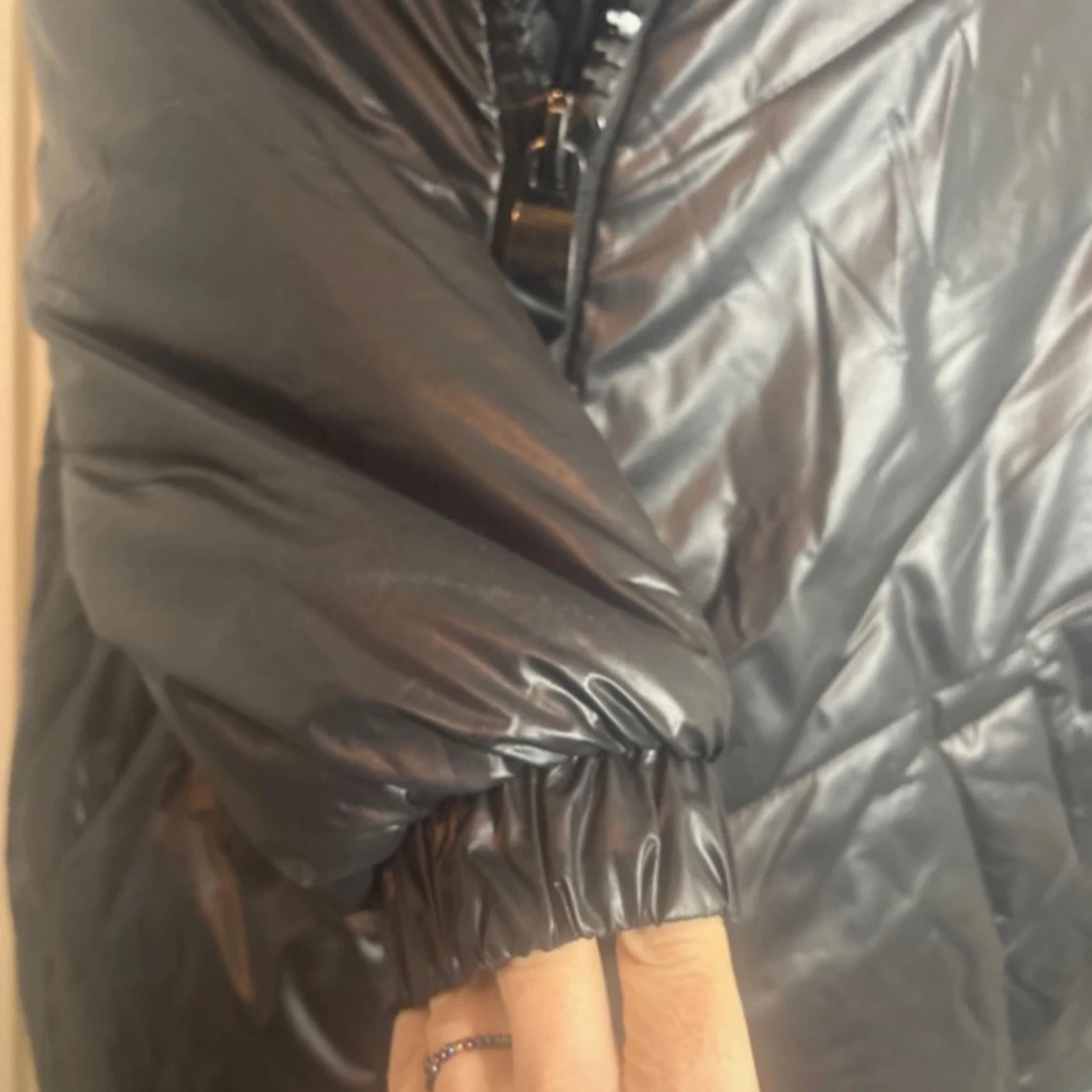 Svart pufferjacka med dragkedja - 90