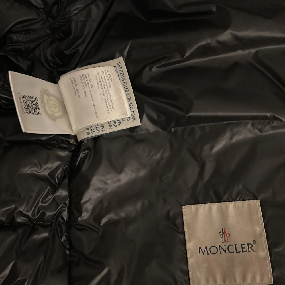 Snygg svart dunväst från Moncler. Den har ett lagat hål på framsidan som syns i första bilden och ett olagas litet hål på ryggen som syns på sista bilden. Köpt från merch Sweden och inga kvitton finns. Skriv för fler bilder.. Takit.