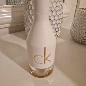 CK IN2U Parfym - Säljer en stilren CK IN2U parfym från Calvin Klein. Perfekt för den som gillar en fräsch och ungdomlig doft. Det är ungefär 90-80% kvar av den men eftersom flaskan vit så är det svårt att se exakt. 