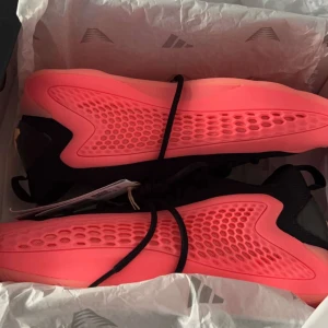 Adidas AE1 Low ”mural” - Använda ett par gånger men inget som direkt syns. Dom var tyvärr lite för små för mig.        Låda medföljer.