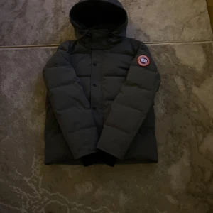  Canada Goose Jacka - Hej säljer den här ganda goose jackan pga av jag beställde fel storlek annars  är den jätte fin och varm för denna kalla vintersäsongen päls och canda goose påse.med följer använd 2-3 gånger äkta hör av er via intresse eller frågor (endast seriösa köpare tack😀)