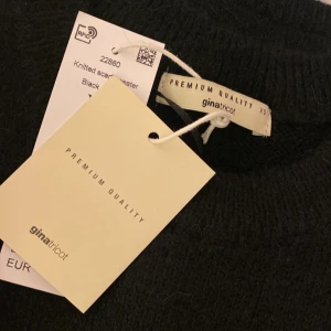 Helt ny Gina tricot stickad💘 - Säljer min helt nya stickade tröja från gina, premium quality i storlek  XS. Den är perfekt till höst och nu till vinter. Den är helt slutsåld på hemsidan och i de flesta affärer. Köpte den för 399 kr men säljer för 350 då pappa köpte den till mig och jag redan har en exakt likadan. Etiketten är kvar då den är helt ny och oanvänd, kontakta för fler frågor💘