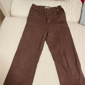Bruna byxor från Lindex - Säljer ett par bruna byxor från Lindex i storlek 146. 45kr +frakt 
