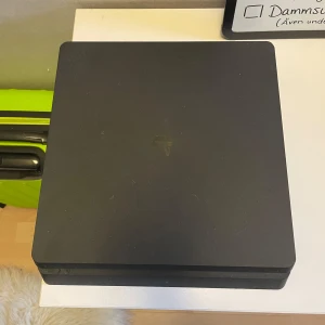 Svart spelkonsol med handkontroll - Säljer en svart spelkonsol och ett ps4 kom med bud om ni är intresserade!