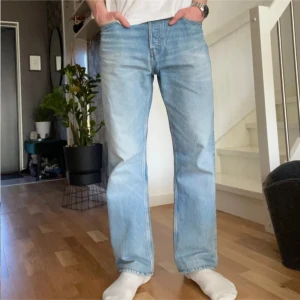 Ljusblå weekday jeans - Säljer ett par ljusblå jeans i bra skick. De har en klassisk straight passform och är perfekta för vardagsbruk. Jeansen har en normal midja och är tillverkade i ett slitstarkt denimtyg. Perfekta för både vår och sommar! Weekday Space relaxed straight jeans