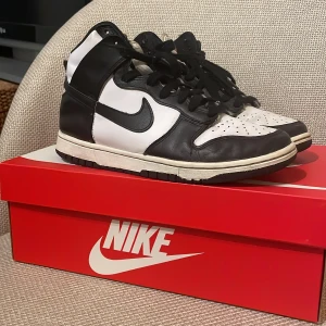 Nike dunk high panda - säljer dessa fina skor till ett bra pris. Det är panda dunk från Nike. Storlek 40. Box medföljer. Äkta! Skriv vid funderingar. Pris är inte hugget i sten