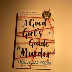 A Good Girl's Guide to Murder - En spännande thriller om en student som gräver i ett gammalt mordfall. Boken är på engelska, köpt direkt från Akademibokhandeln. 