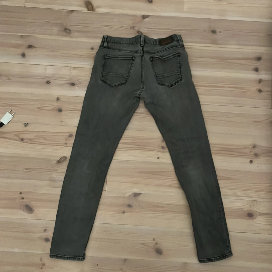 Grå jeans från Tommy Hilfiger - 90