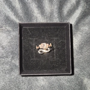 Mom ring silver  - PRISET GÄLLER ENDAST VID KÖP AV BUNDLE MED SMYCKEN ÖVER 50 KR!!  GÅVA MED VARGE ORDER!! Supertrendig stockholmsstil tjejer, ring silver. Vinter ring silver smycke. Gjord av stål, jag svarar och skickar alltid snabbt!